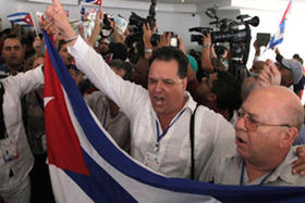 Delegación oficial cubana realizando acto de repudio en Panamá