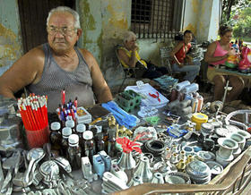 Un vendedor por cuenta propia en Cuba