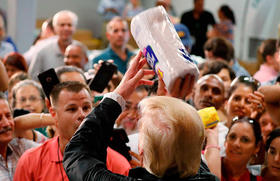 Trump visita un centro de distribución de ayuda en Puerto Rico el 3 de octubre de 2017