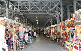 Mercado de artesanías en Cuba