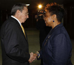 Raul Castro, junto a la congresista norteamericana Barbara Lee, el 6 de abril de 2009 en La Habana. (AP)