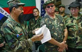 Rodolfo Frómeta (izq) comandante jefe de los Comandos F-4 (grupo paramilitar formado por exiliados cubanos), durante una rueda de prensa en Miami