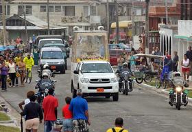 Aspecto de la llegadade la imagen de la Virgen de la Caridad del Cobre, conocida como la "Patrona de Cuba", al poblado de Baracoa, en La Habana. EFE