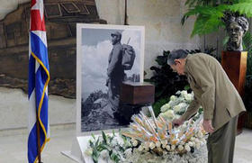 El presidente de Cuba, Raúl Castro, ante la urna con las cenizas de su hermano Fidel
