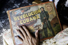 Álbum de fotos revolucionarias. Santiago de Cuba, 30 de diciembre de 2008. (AFP)   