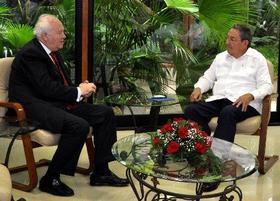 El canciller español, Miguel Ángel Moratinos, y el gobernante cubano, Raúl Castro