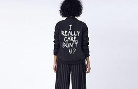 Wildfang, una tienda fundada por mujeres que aspira a empoderar a la gente con su ropa, ha lanzado una cazadora bomber con las palabras “I REALLY CARE, DON’T U?” ([A mí sí me importa, ¿A ti no?]) en la espalda