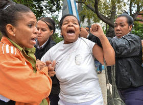 Integrantes de las Damas de Blanco fueron reprimidas cuando intentaban congregarse en un concurrido punto de La Habana para iniciar su tradicional marcha en el Día Internacional de los Derechos Humanos