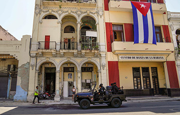 Una patrulla de las fuerzas especiales cubanas recorre las calles de La Habana en esta foto de archivo