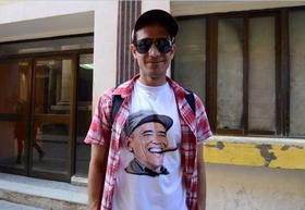 Un hombre camina por la calle Obispo, en La Habana, con una camisa con la imagen del presidente estadounidense Barack Obama. (Foto: Rui Ferreira.)