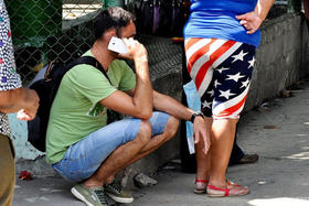 Un hombre habla por un teléfono celular o móvil en Cuba