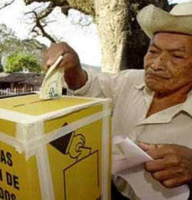 Un campesino vota en las elecciones de 2009 en El Salvador