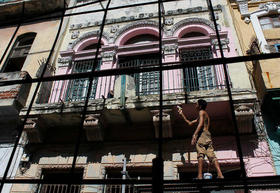 Reparando un deteriorado edificio en Cuba