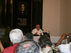Carlos Saladrigas durante su conferencia en Cuba. (Foto tomada del sitio en internet Translating Cuba)