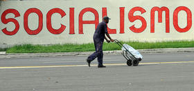 Un hombre camina frente a un cartel alusivo al socialismo en La Habana, en esta fotografía de archivo