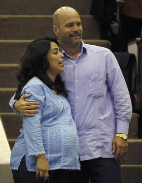 Gerardo Hernández junto a su esposa, Adriana Pérez