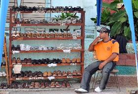Un vendedor de zapatos hechos de forma artesanal