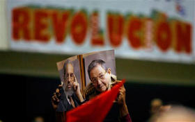 Imágenes de los hermanos Castro, en un acto. (AP)