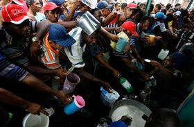 Cola para comprar cerveza en el carnaval de Santiago de Cuba