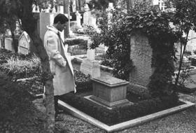 Pier Paolo Pasolini ante la tumba de Antonio Gramsci