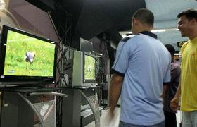 Cubanos contemplan televisores de venta en la Isla