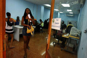 Una mujer sale de una oficina de correos en Cuba que ofrece servicio de correo electrónico. Foto de archivo.  