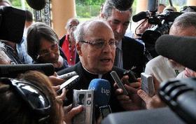 El cardenal Jaime Ortega y Alamino responde preguntas de la prensa el 7 de julio de 2010 en La Habana