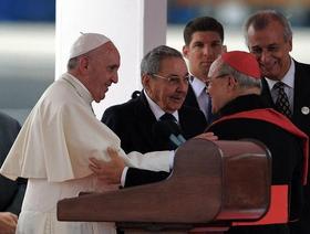 El papa Francisco, el cardenal Jaime Ortega y el gobernante cubano Raúl Castro durante la visita del Sumo Pontífice a la Isla