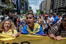 Opositores venezolanos marcharon nuevamente el lunes contra el presidente Nicolás Maduro en Caracas