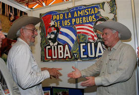 Ramón Castro, junto a un ganadero norteamericano, en La Habana, 2006. (AP)