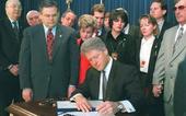 Imagen de Bill Clinton cuando firmó la Ley Helms-Burton