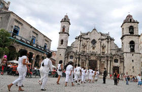 Damas de Blanco marchan por la Plaza de la Catedral en La Habana