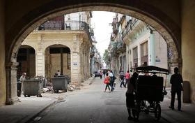 Varias personas caminan por una calle de la zona colonial, el viernes 15 de abril de 2016, en La Habana (Cuba), un día antes del inicio del VII Congreso del Partido Comunista de Cuba (PCC)