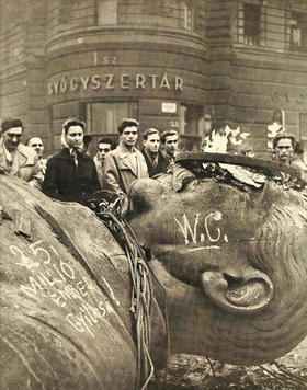 Estatua de Stalin derribada