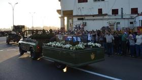 Un pequeño ataúd que contiene la urna con las cenizas de Fidel Castro inicia el viaje hacia la ciudad de Santiago de Cuba