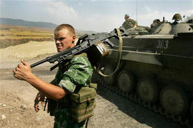 Fuerzas rusas chequean una zona cercana a la ciudad de Gori, en Georgia, el lunes 18 de agosto de 2008. (AP)