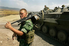 Fuerzas rusas chequean una zona cercana a la ciudad de Gori, en Georgia, el lunes 18 de agosto de 2008. (AP)