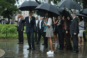 El presidente Barack Obama, su hija Malia y otros miembros de la primera familia observan una estatua del héroe de la independencia cubana, Carlos Manuel de Céspedes, durante un recorrido por La Habana Vieja, el 20 de marzo de 2016, en La Habana