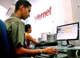Sala de navegación de internet en Cuba