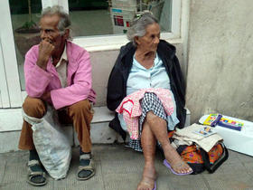 Ancianos en la calle Obispo (foto de Juan A. Madrazo, tomada de Primavera Digital)