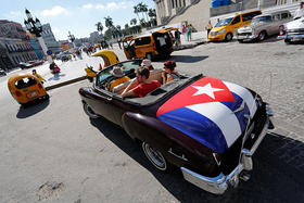 Un automóvil con turistas en La Habana