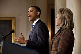 El presidente estadounidense Barack Obama (i) habla, el 23 de marzo de 2011, acompañado de la secretaria de Estado, Hillary Clinton (d), sobre la situación en Libia, en la Casa Blanca, en Washington DC