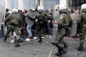 Manifestantes chocan con policías antidisturbios durante una manifestación de estudiantes celebrada el 8 de marzo de 2007 en Atenas