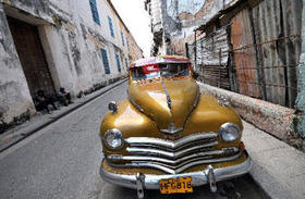 Un viejo automóvil estadounidense en una calle de La Habana. Un viejo automóvil estadounidense en una calle de La Habana