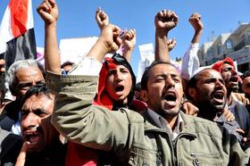 Manifestantes yemeníes gritan eslóganes contra la corrupción y llaman a la revolución, durante el comienzo de una jornada denominada “Día de la ira”