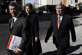 Posada Carriles camina hacia el tribunal en El Paso, Texas
