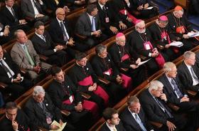Religiosos católicos escuchan el discurso del Papa Francisco ante el pleno del Congreso de Estados Unidos