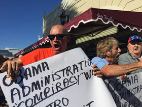 Exiliado en Miami protestan frente al Versailles, tras enterarse de la liberación de Alan Gross a cambio de espías cubanos