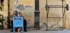 Un relojero en una calle de La Habana