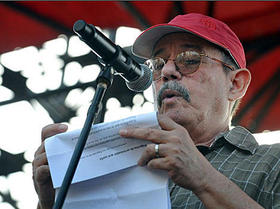 El trovador Silvio Rodríguez lee el texto Preguntas de un trovador que sueña, en el acto político y cultural del sábado 10 de abril en La Habana
